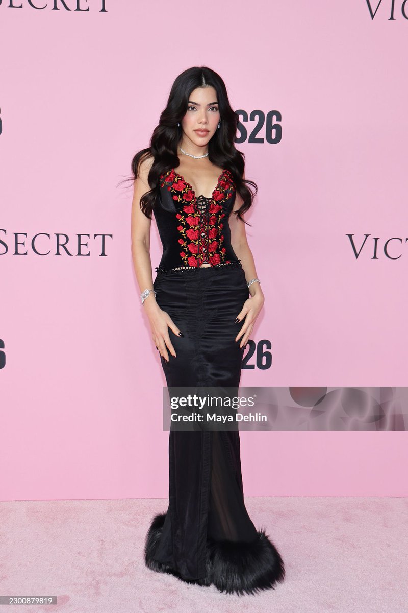 KeniaOsReport's tweet photo. Kenia Os en la Pink Carpet de Victoria’s Secret. 🪽🩷 https://t.co/F7vHPWQB8q