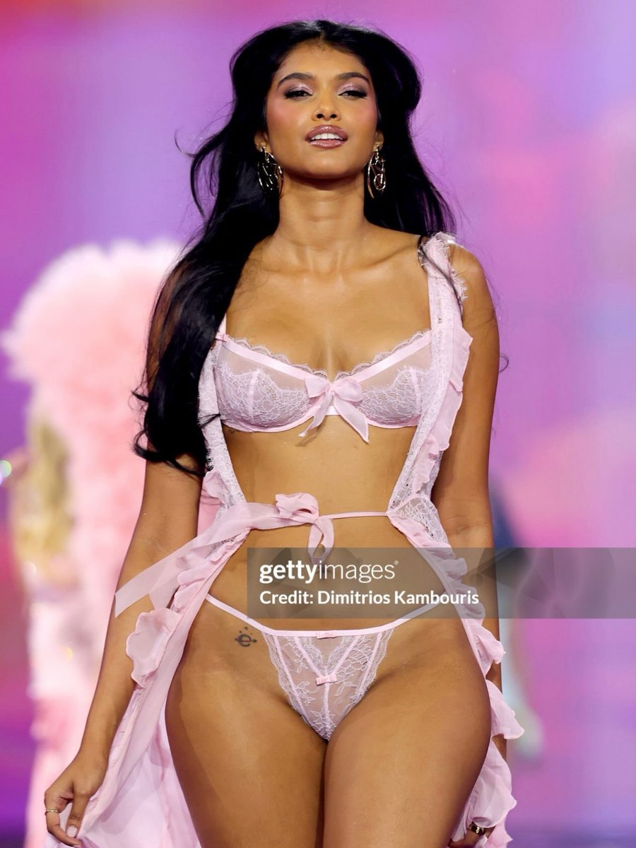 n1ghttf4ll's tweet photo. indian model ravleen varghese for the victoria’s secret fashion show https://t.co/TLvTT85OhH