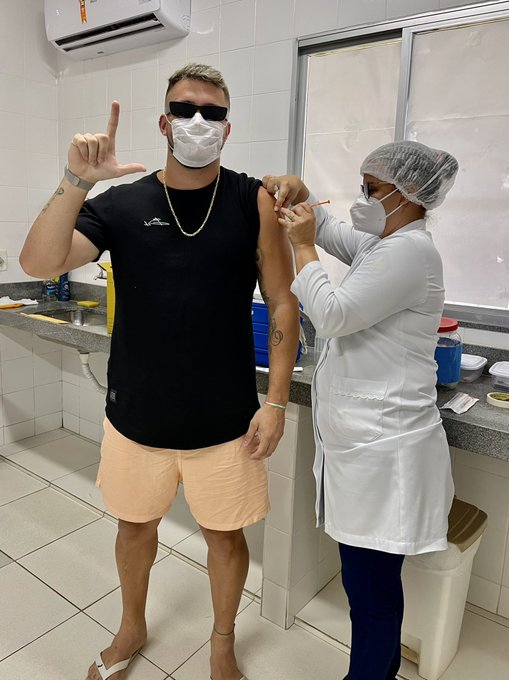 NareaFazoL's tweet photo. @atjohnsplace Ainda bem que estou do lado dos ex-bbbs gostosos e sensatos certos! https://t.co/YrCUswEsK0