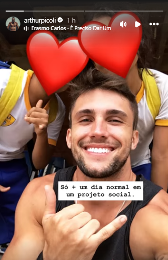 NareaFazoL's tweet photo. @atjohnsplace Ainda bem que estou do lado dos ex-bbbs gostosos e sensatos certos! https://t.co/YrCUswEsK0
