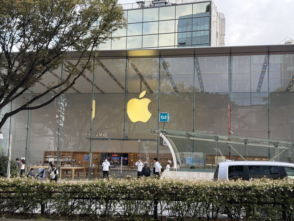 ldrer's tweet photo. よーし、iPhone Duo が発売される金曜日まで Apple に並ぶぞー(嘘 https://t.co/zfRciDQDLU