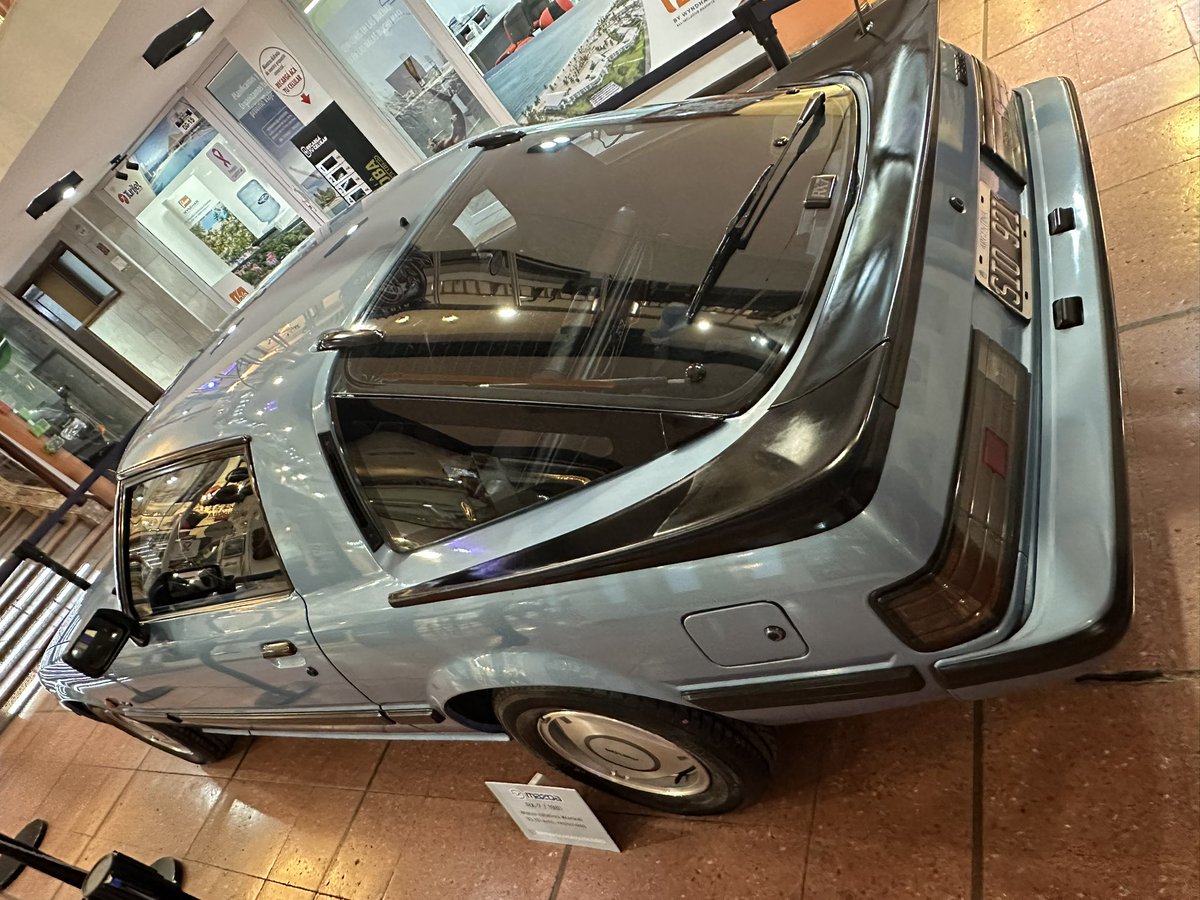 MFReschini's tweet photo. Fun fact de la galería cordoba. Un concesionario exhibe autos viejos y raros que vende. Desde un 370Z a este RX7 viejísimo que vi el miércoles. Siempre que paso entro porque ha puesto cosas RARAS RARAS. https://t.co/LtHtSTQUaj