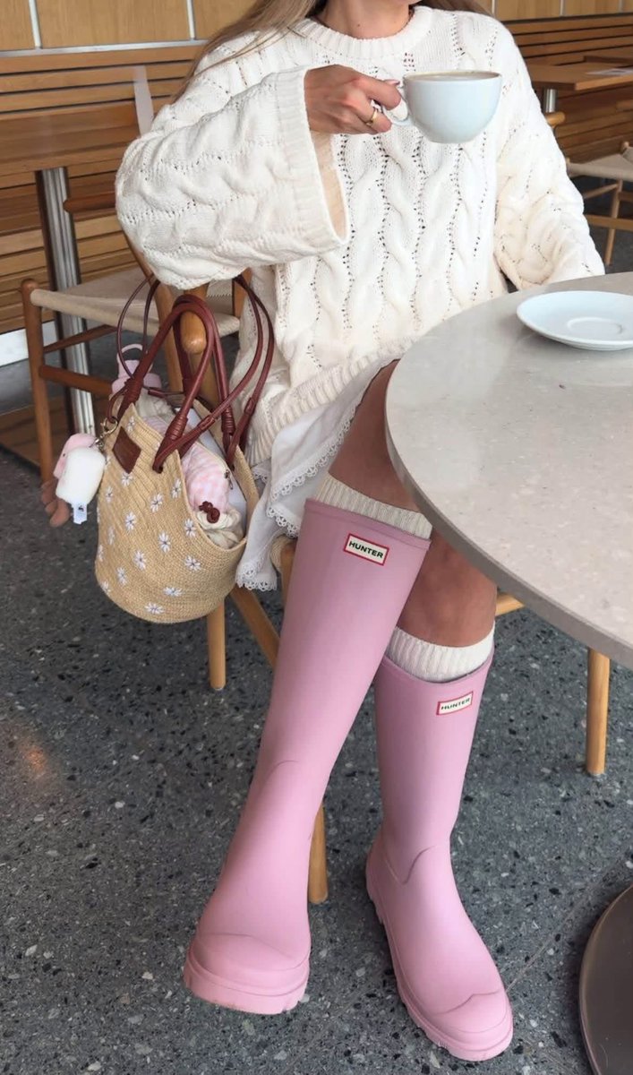 favscorpioooo's tweet photo. Now THESE are cuteeee! 🎀💕 They scream “I’m just a girl” &amp; unfortunately this girl needs these pink Hunter boots NOWWW!🌧️💕 https://t.co/LFBXzF2K2C