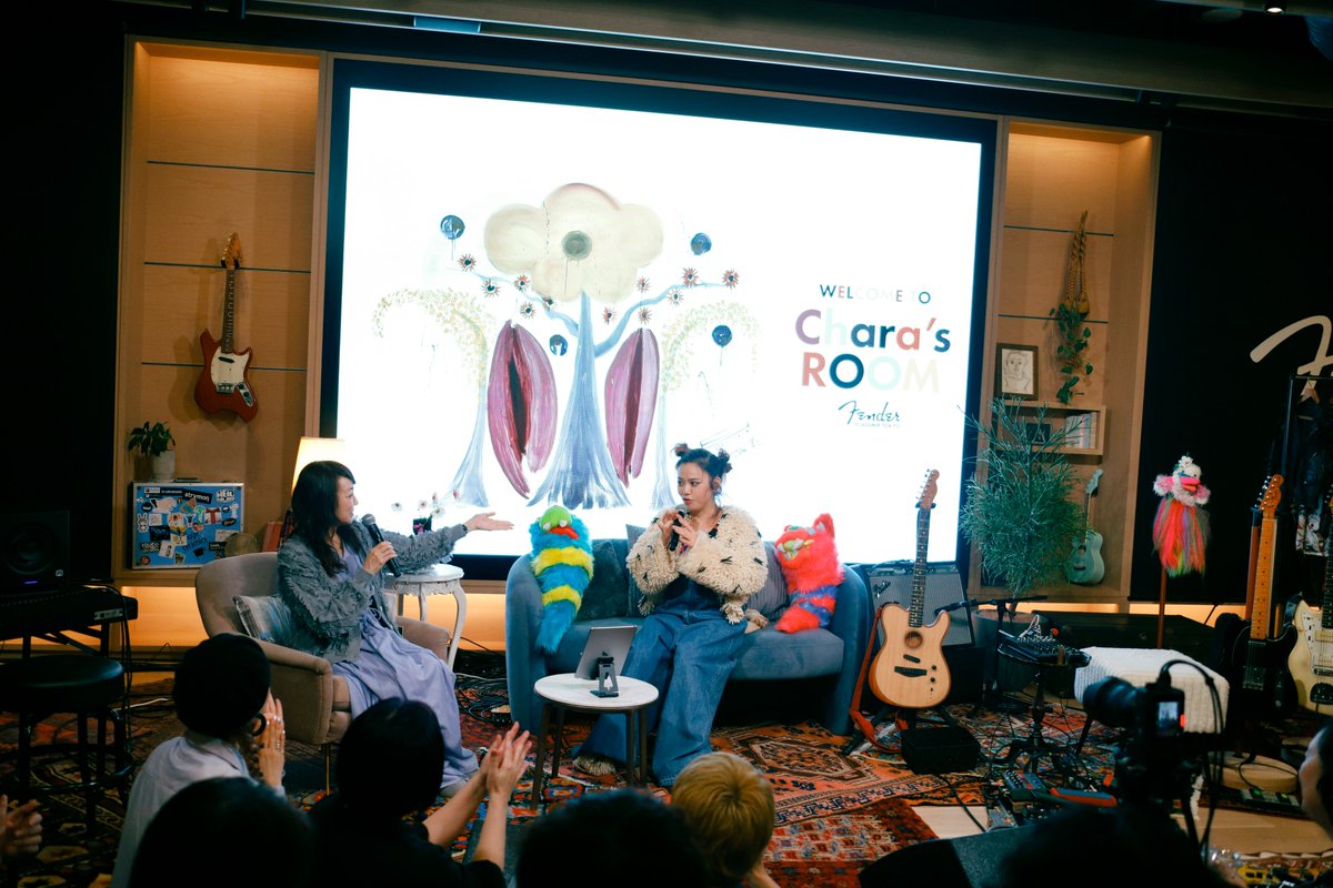 Fender_Official's tweet photo. #FenderNews：Charaのデビュー35周年を記念した"Welcome to Chara’s Room at Fender Flagship Tokyo"イベントレポート公開！🎉

Charaの自宅リビングを再現した空間で、貴重なトークや名越由貴夫とのセッション、楽曲制作の実演も🎸✨️

@Chara_xxx_ 

🔗 https://t.co/4rLYABswqP

#Fender #Chara https://t.co/VNhYgptnuS