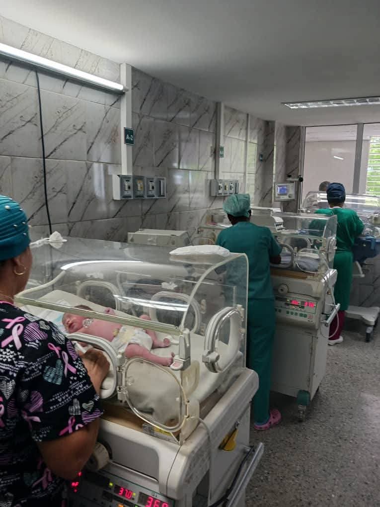 BorgesMach6843's tweet photo. Un parto de trillizos tuvo lugar en el  Hospital Abel Santamaría, han nacido tres niños con buena vitalidad según la evolución de los médicos. 
Es la segunda madre con parto de trillizos durante este año en #PinardelRío 
✍️ Yamile Ramos Cordero @DiazCanelB @DrRobertoMOjedab https://t.co/Est7FY6H3G