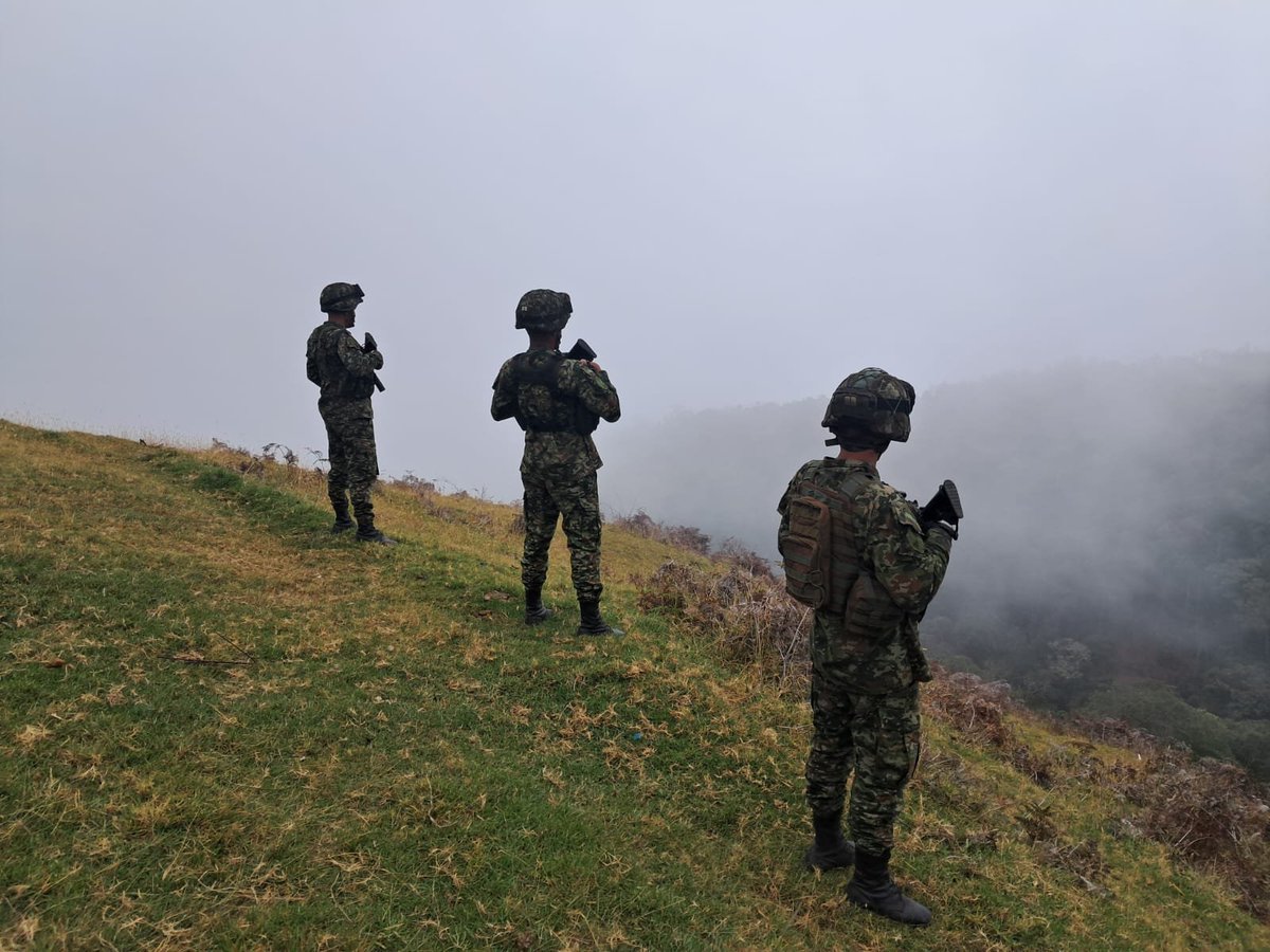 Ejercito_Div1's tweet photo. Soldados del Batallón de Montaña N.° 7, de la #DécimaBrigada, mantienen su despliegue operacional en las zonas más altas de la Serranía del Perijá, #Cesar, desarrollando tareas tácticas para fortalecer el control territorial y proteger a la población civil. 

#SiempreFirmes por la seguridad y tranquilidad de la región.