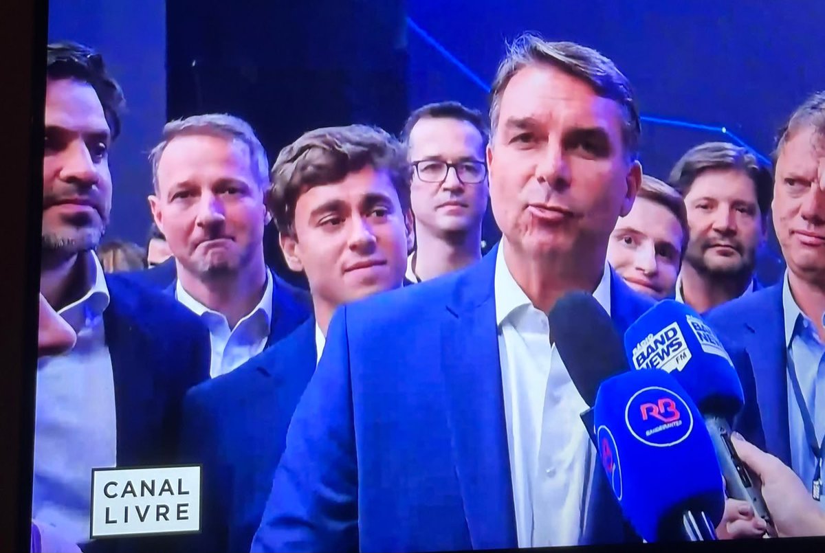 candyferraz's tweet photo. A IMAGEM DO GOVERNO QUE DIZ QUE VAI VALORIZAR O POVO BRASILEIRO E RESPEITAR AS MULHERES. A FOTO FALA POR SI SÓ. BASTA VER E DECIDIR. https://t.co/LLbhz7SKSD
