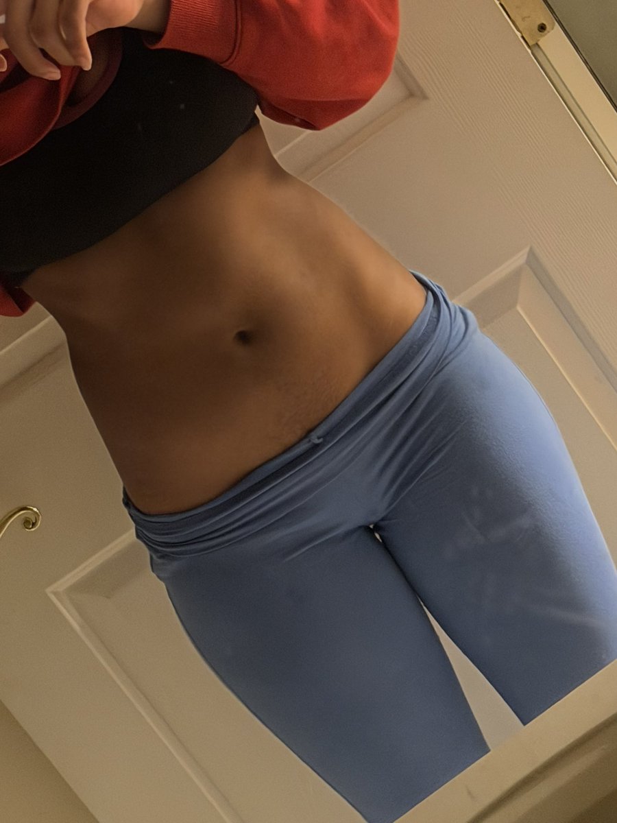 eviikted's tweet photo. my legs are huge and bloated asf rn but is that a hipbone i see??? #bc #edrtwt https://t.co/UP1JfI03Io
