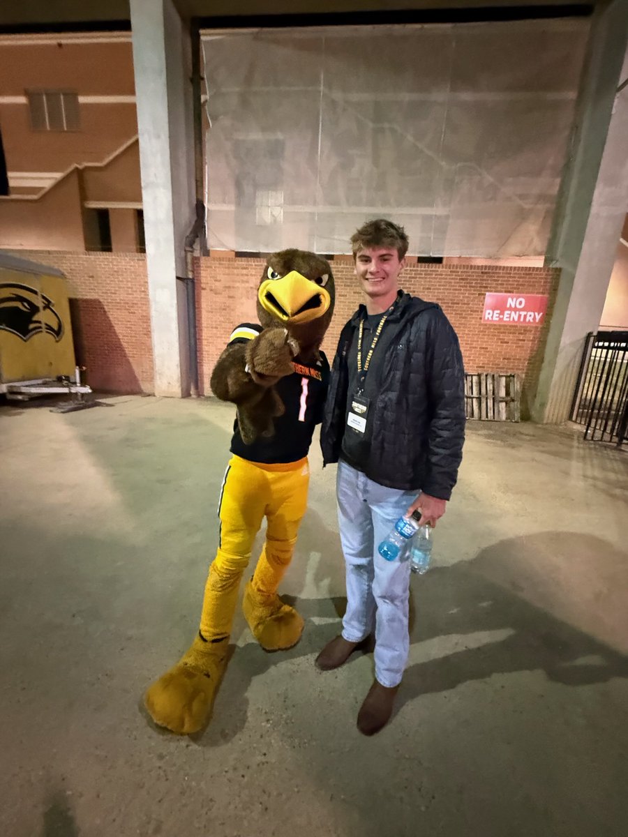 wardhix1's tweet photo. Thank you @USMFBRecruiting @SouthernMissFB for having me last night at the game.  Perfect football weather.  Loved the stadium and the football facilities. And the drive home was under 2 hours.

@coachstringer @DrakeDiedrick @HLNored 
@CHbanderson 
@kcef35 @CoachQ14D 

@Bayside_Admiral
@barrett_trotter
@CoachKCotton
@George_G_Pratt
@ScoutFball
@BrandonDean1
@CoachTMac5
@KingMac_251
@PrepStatsHQ
@GCMSportsAL
@HallTechSports1