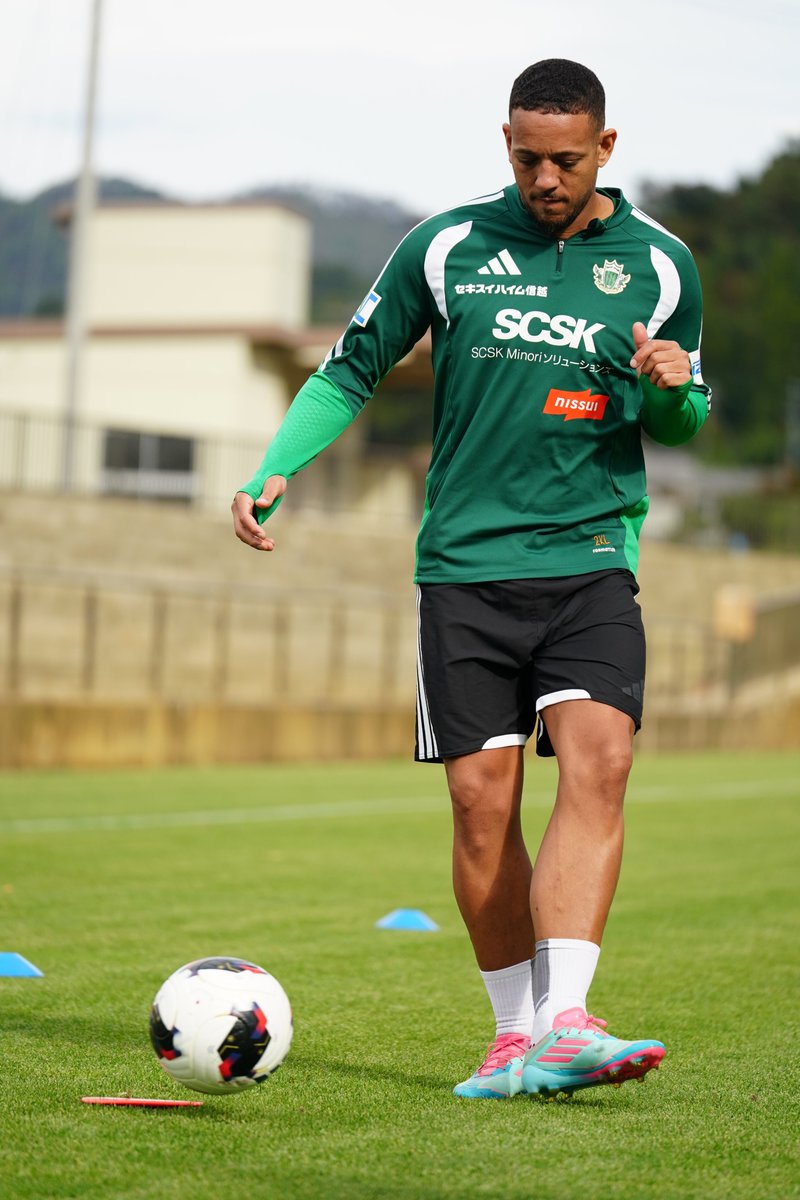 yamagafc's tweet photo. #ウェリントン 選手がチームに合流🙌
チームメイトと日本語でのコミュニケーションをとる姿も👀

ようこそ松本へ🏯🟢

#yamaga #サイコウ https://t.co/7pFU3GgoYR