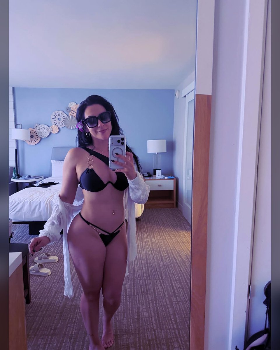 albertpodcastpr's tweet photo. 🌺 ¡STEPHANIE VAQUER PARALIZA LAS REDES! 🌺

Stephanie Vaquer compartió fotos y videos de su visita a Hawaii tras los shows de WWE en Honolulu: catamarán, playa, collares de flores de los fans… y unas fotos que pusieron a hablar a todo el wrestling. 🔥

Su mensaje: "Aloha, Hawaii! 🌺🌴 I absolutely loved it here! ❤️ Mahalo! 🤙🏻"

Desliza para ver todo 👉

¿Qué les pareció la visita de Vaquer a Hawaii? 👇

#100WrestlingPodcast #WWE #StephanieVaquer #luchalibre

Fuente: Stephanie Vaquer en Instagram