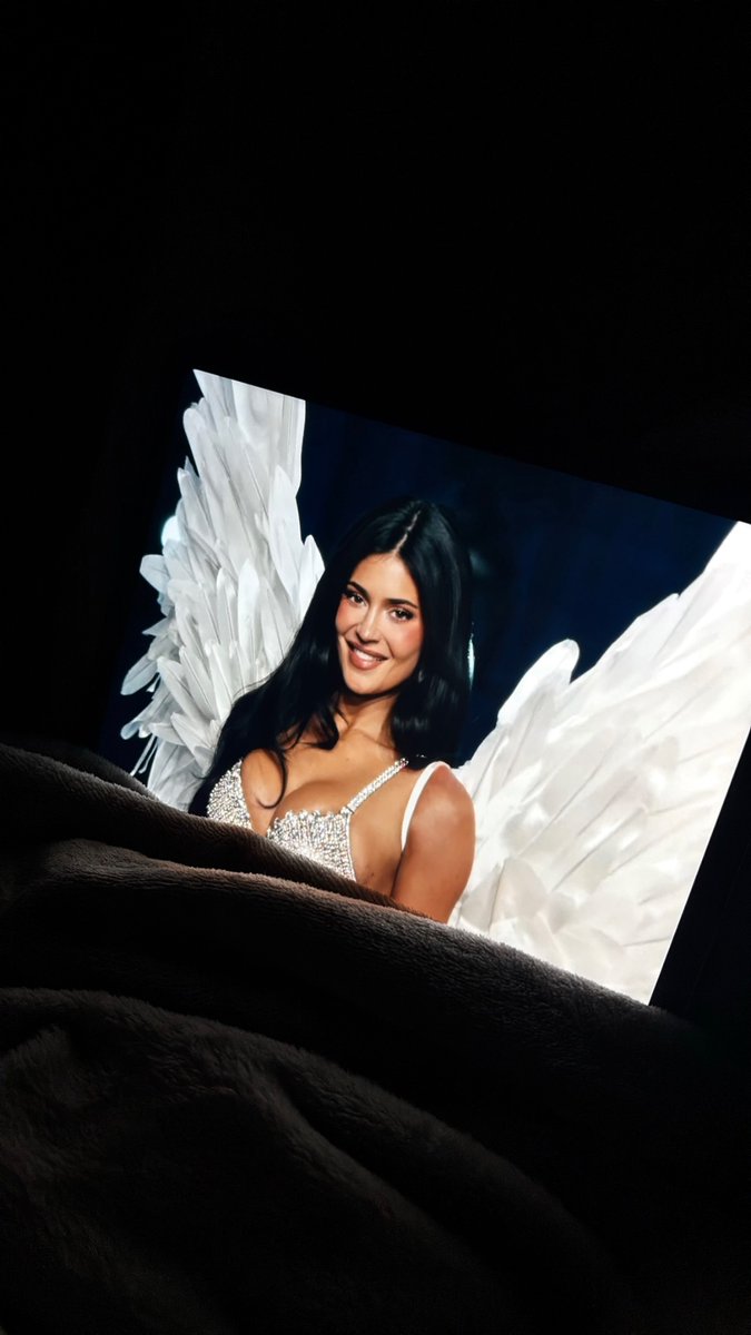 whhaatteveeerr's tweet photo. Literally an angel
#VictoriasSecretFashionShow https://t.co/C3qGNG59xO