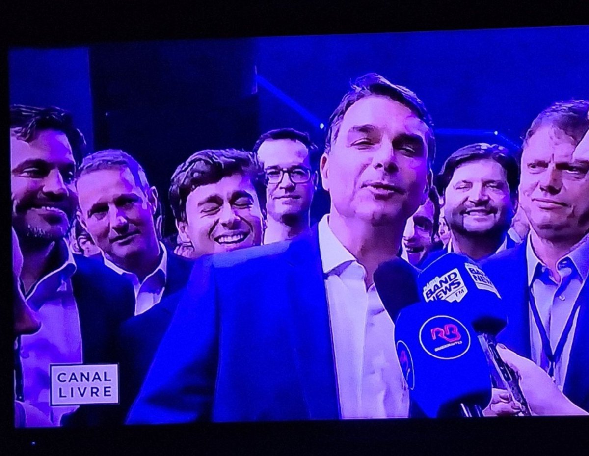 TucaAndrada3's tweet photo. Alguém pode me dizer quantos anos de cadeia dá essa foto? https://t.co/N60aUdbe5t