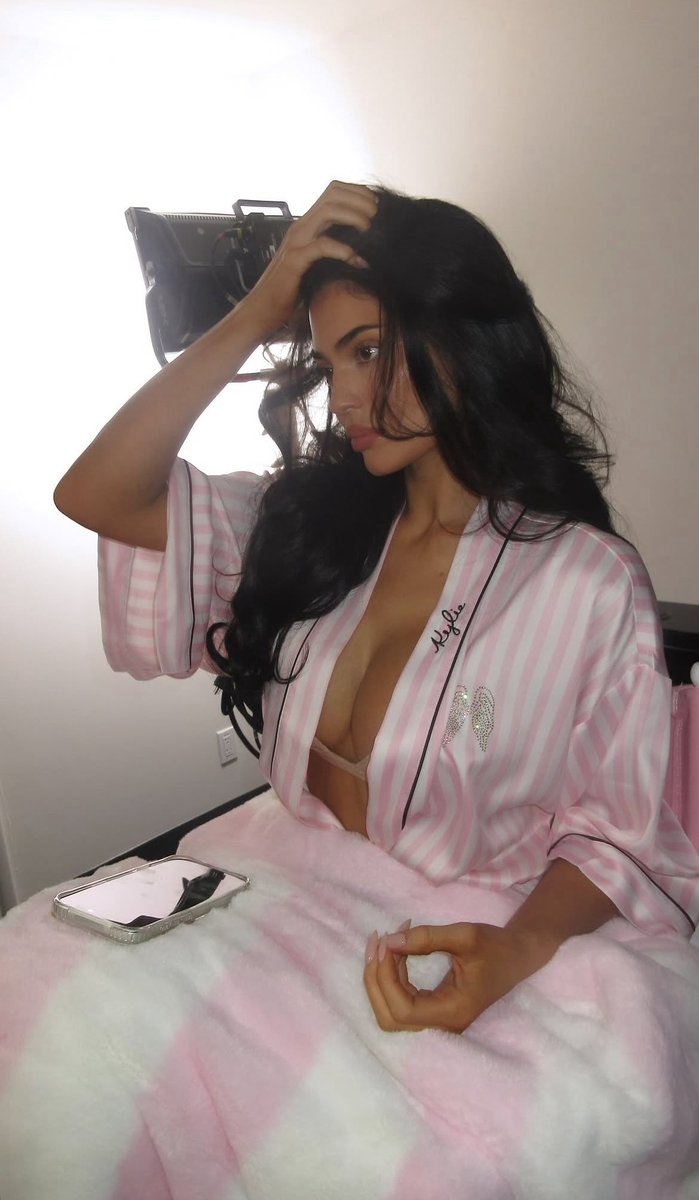 Updatekhloee's tweet photo. Kylie Jenner https://t.co/qJW0oRBVGR