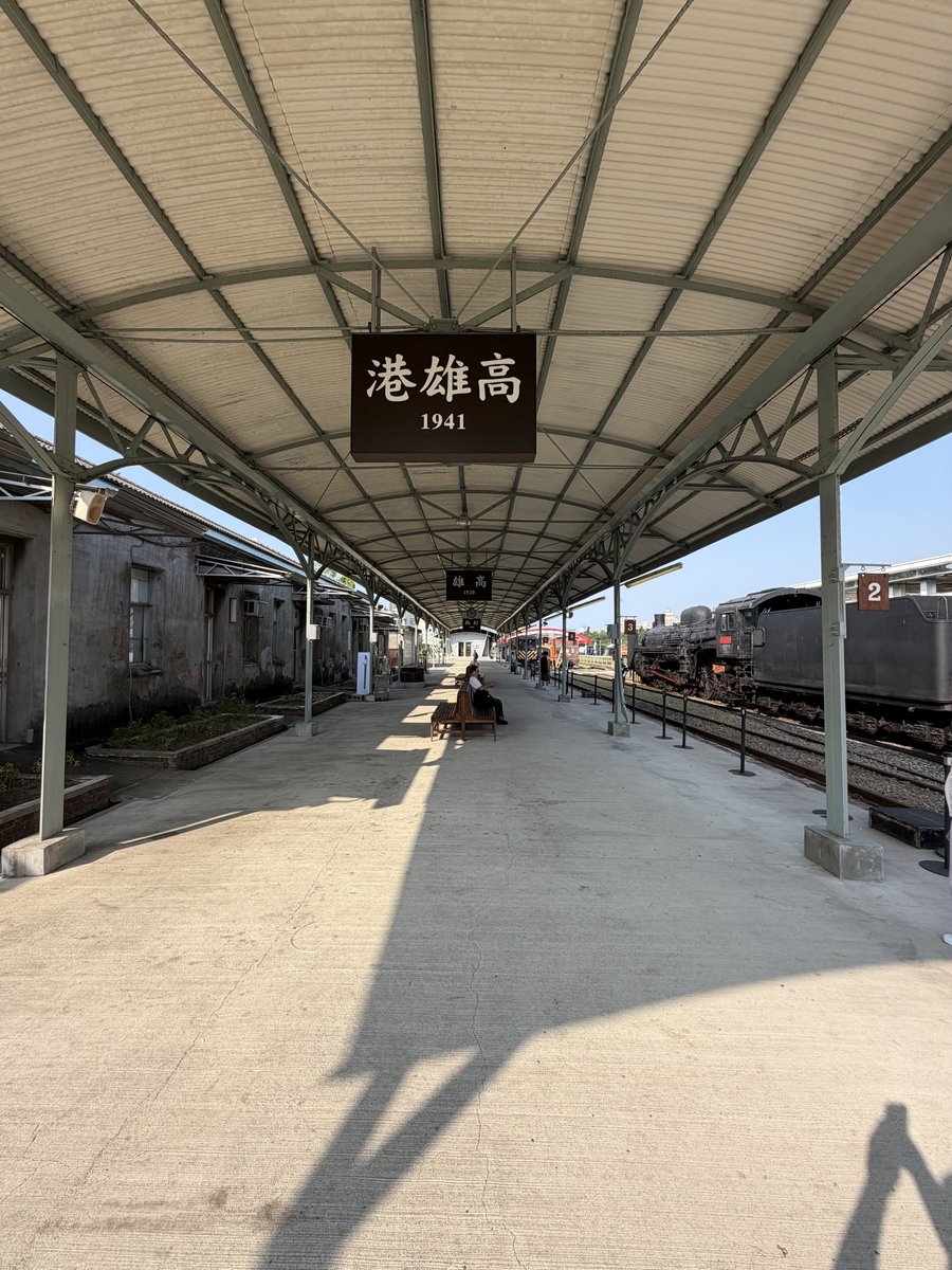 Hyakuya_Akira's tweet photo. 藝術特區旁邊就是 #高雄 以前舊貨運火車站，方便一起逛
這裡的舊稱 #ㄉㄚˇㄍㄡˇ (怕審查系統誤會，改用注音w) https://t.co/AM0dxehpm5