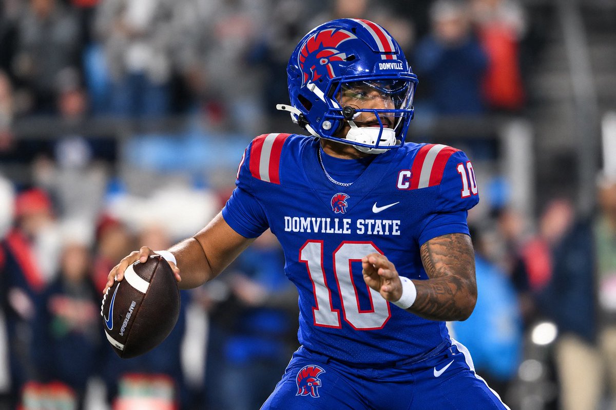 DFL484's tweet photo. 🚨BREAKING NEWS🚨
Domville state QB Devon Hayden says “I’m ready to help any franchise that drafts me!” Hayden is currently ranked the No.1 quarterback in Domland college football (DCF) https://t.co/Y2QZ5rYLaR