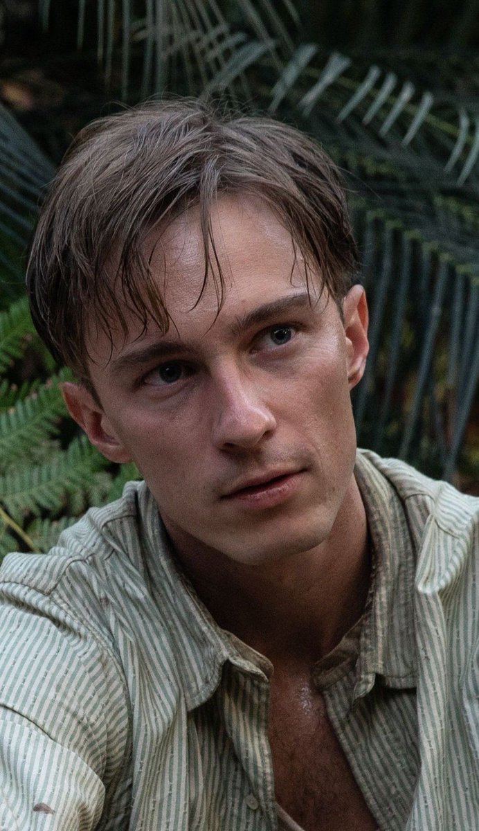 theescarletarg's tweet photo. drew starkey in queer was so beautiful https://t.co/C0FzM988sO