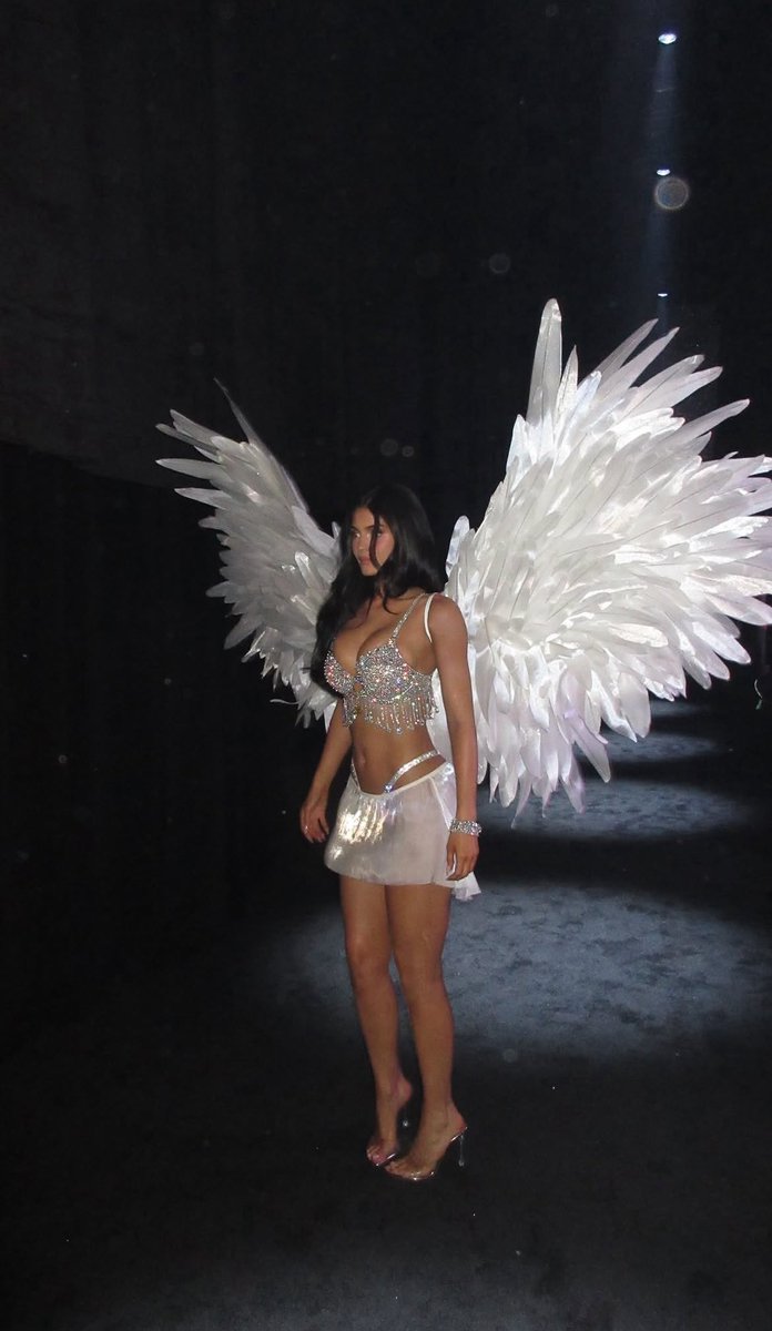 Updatekhloee's tweet photo. Kylie Jenner for #VictoriasSecretFashionShow https://t.co/76i5WkfCjx