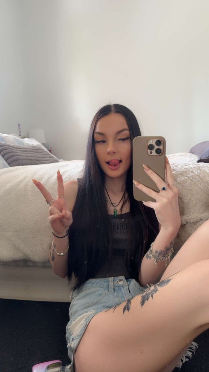 kassqueenn's tweet photo. Good morning everyone! Such a beautiful day for you guys to come have a double dom call tonight with the bratty sister ;) @brattygodddess 

Findom soles! https://t.co/4a4FeIQofv
