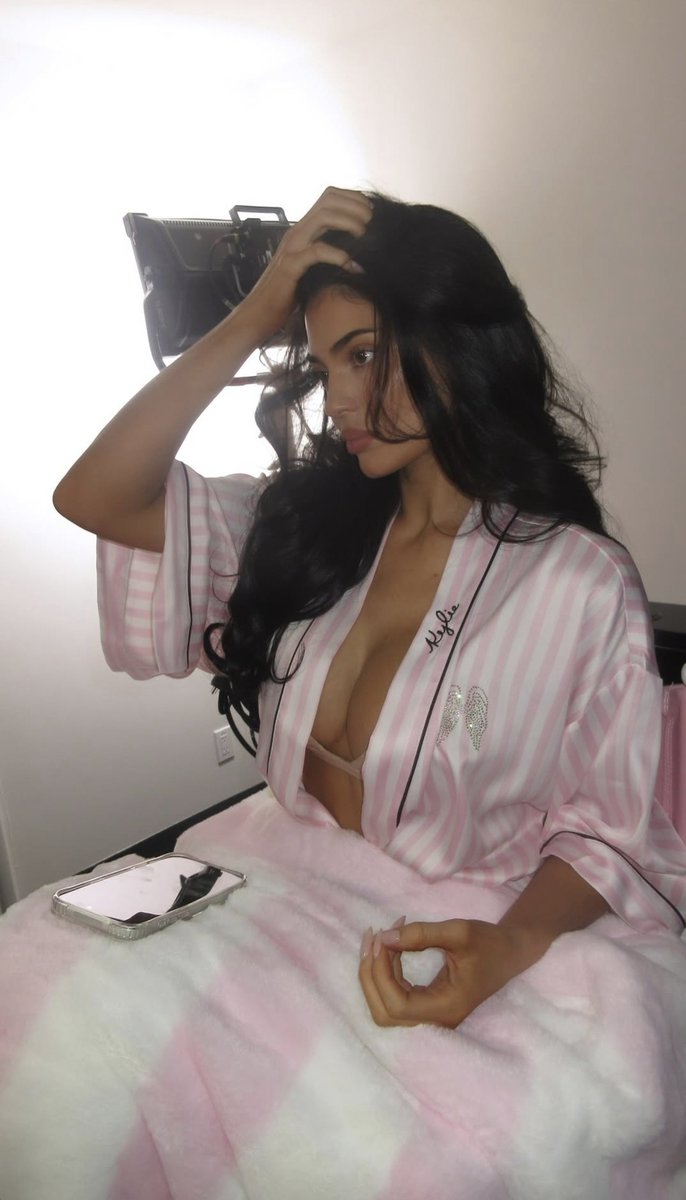 OlsenSimp45's tweet photo. KYLIE JENNER ❤️

Tetona Hermosa 

#KylieJenner #VictoriasSecretFashionShow https://t.co/Xhs7BChrlu