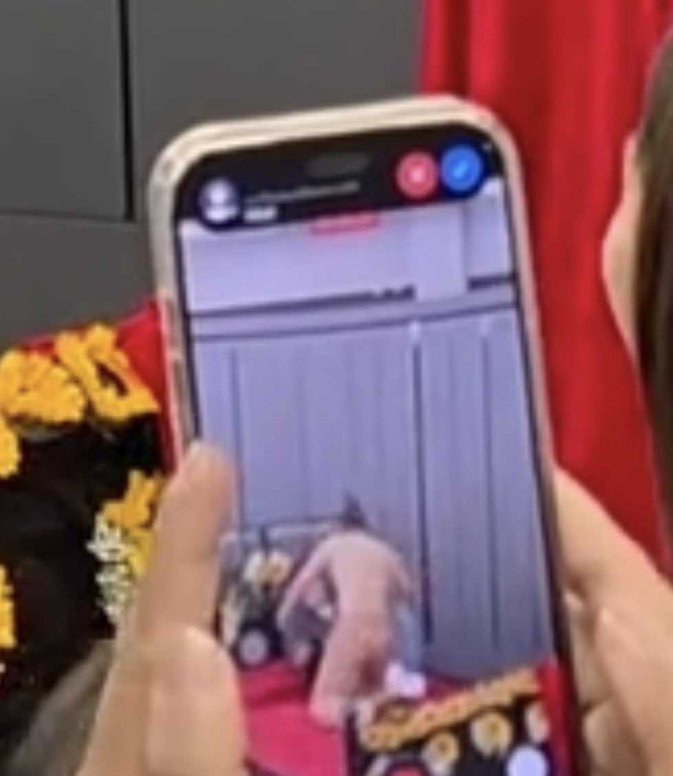 nongsiii's tweet photo. me ignoring every incoming call bc recording legendary sao y history in 4k is my top priority https://t.co/kygeVRqqzv
