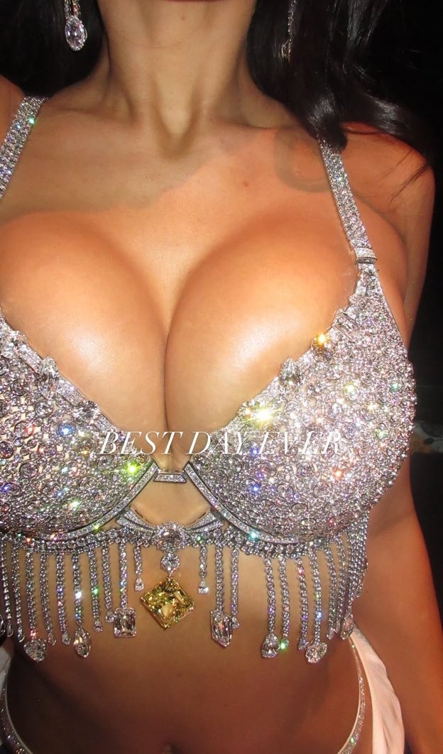 kyliejenzzle's tweet photo. aceitem q esse sutiã merecia esses peitoes mesmo https://t.co/mms2gBuI8Z