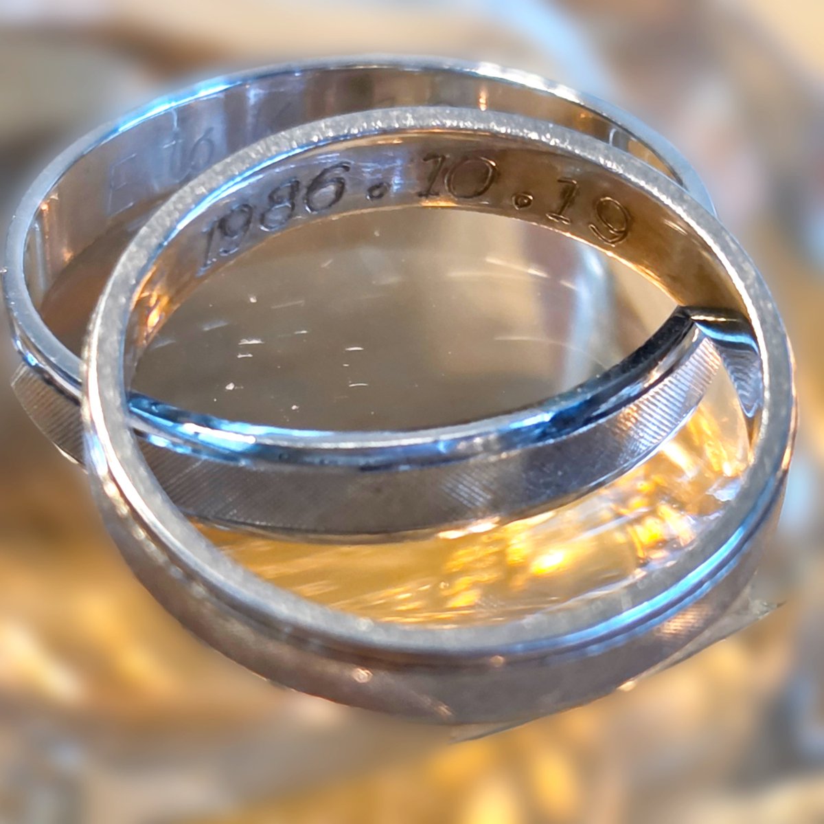 ekopeace's tweet photo. 40th Wedding Anniversary💍
もう使ってない結婚指輪。私はサイズアウト、夫は新婚旅行から帰る頃には金属アレルギー発症して以降使用してない。あれから40年！びっくり。ありがとう＆これからもよろしくお願いします🍀 https://t.co/MmFQG47xah