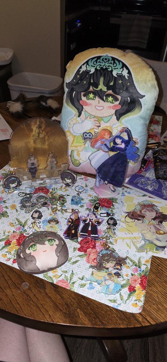 seele_xiv's tweet photo. Y'ALL LIKE MY HAUL??? #gatewayfate https://t.co/utljcMLTev