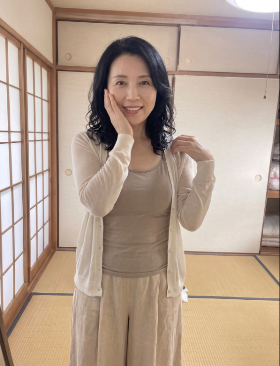 barrett_gemma's tweet photo. 男性のみなさんに質問です            こんな59歳と一緒にお風呂入れますか？              ①無理       ②いける https://t.co/6Wjqg0josn