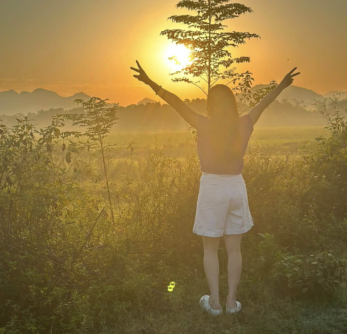 mojrpq_'s tweet photo. Tại sao mỗi lần về quê mình rất thích đi một vòng ra cánh đồng? Không phải đi chỉ để hóng mát, ngắm cảnh mà ở nơi đó mình có thể ngắm nhìn lại những năm tháng tuổi thơ chăn trâu, cắt cỏ, bắt cá... cùng đám bạn; thấy hình ảnh https://t.co/lULDAPrYOd