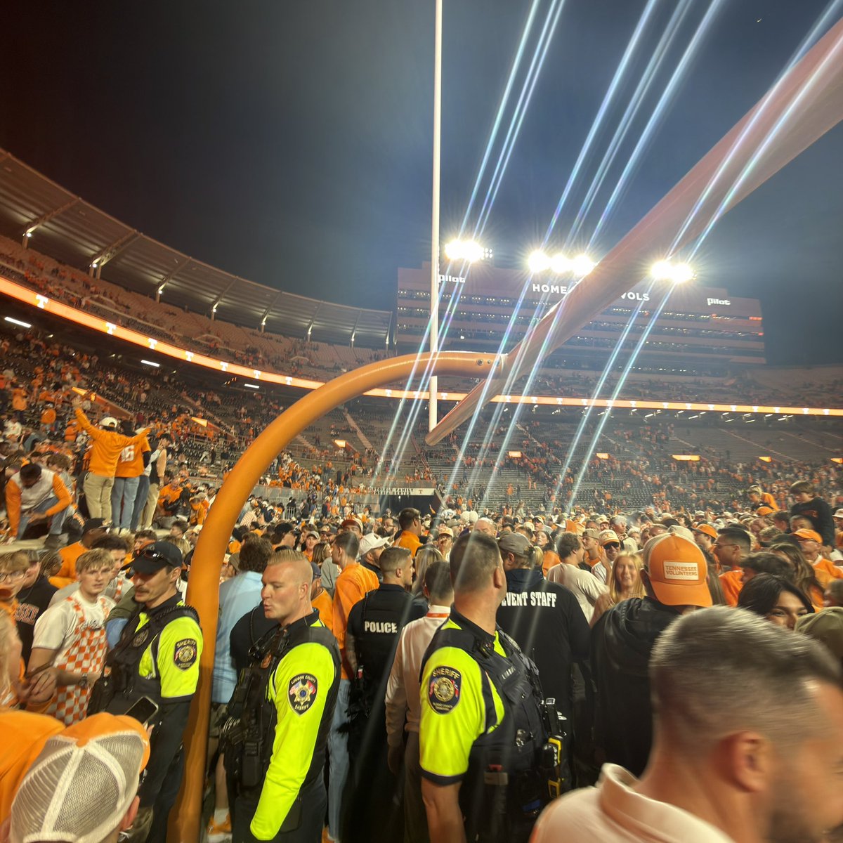 RockyTopBagUser's tweet photo. These niggas wouldn’t let us tear down the goalposts 

Guess big @AD_DannyWhite didn’t wanna pay another 150K https://t.co/Wo2OCHN9Lt
