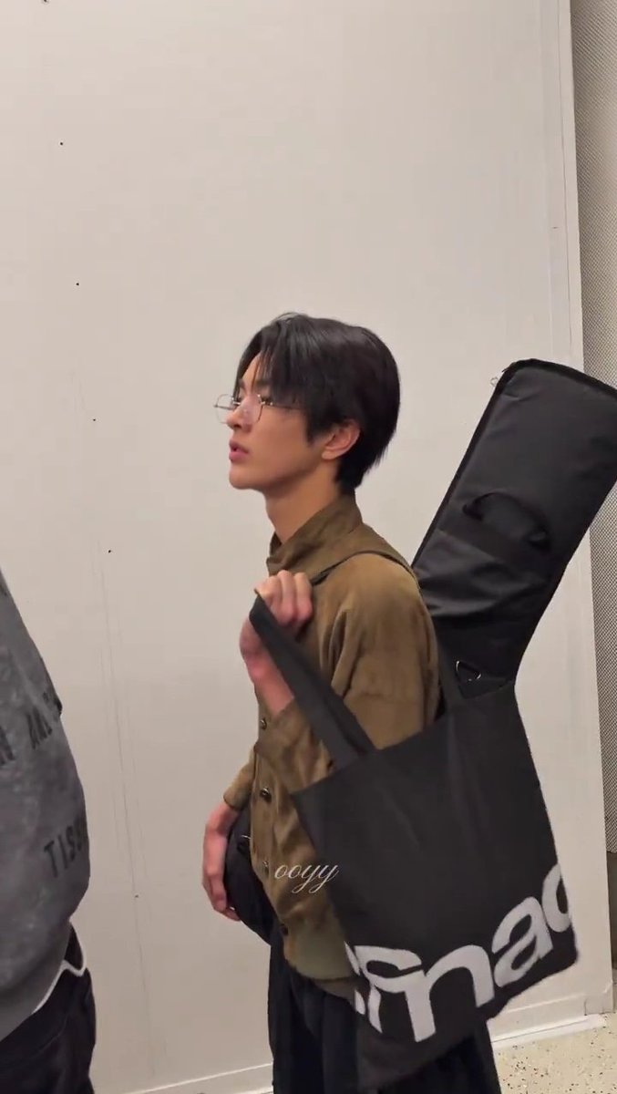 keonhotty's tweet photo. keren banget sekarang dd udah mulai bawa gitar kesayangannya nya kemana mana https://t.co/Ap2N80hnJq