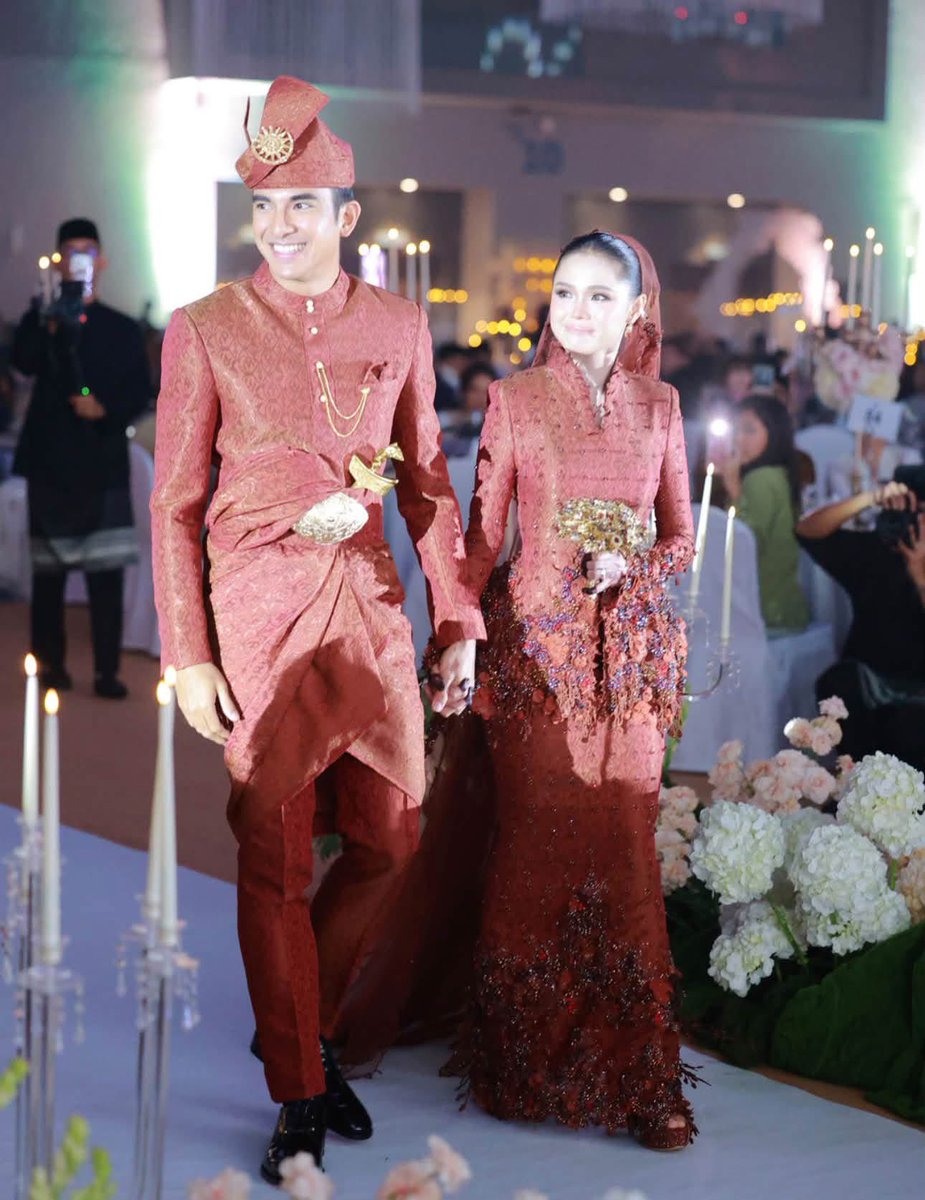 liyana_marzuki's tweet photo. WHO’s WHO

Semalam, saya antara ribuan tetamu yang hadir ke MITEC, KL bagi menyaksikan majlis resepsi Syed Saddiq x Bella Astillah. 

Bagi seorang penulis dan podcaster marhein, menghadiri Wedding of the decade, it’s humbling. 

Semalam, dalam satu majlis, dihimpunkan the who’s who of Malaysia. Nama-nama besar dalam 3 dunia berada dalam dewan yang sama. Dunia politik, seni dan sukan. 

Di meja saya ada beberapa MP dan isteri, selang beberapa meja lain saya nampak Datuk Lee Chong Wei. Di beberapa meja lain ke hadapan lagi ada Biduanita Negara, Tokti dan suaminya. 

Sarat artis, ahli sukan and politician negara. Meriah bila nampak ada ahli politik nak bergambar dengan artis. Dan vice versa. Tunjukkan mereka pun manusia biasa. Ada minat macam kita. 

Namun, dalam ramai2 who’s who yang ada. The one who stole the limelight ialah 2 anak kecil, anak Bella Astillah. Mereka jadi mini pengantin yang menambah seri majlis.  

Walau kami dihidangkan dengan alunan musik dan paduan suara pelbagai artis dan Okestra RTM. Mind you, Tokti pun perform. Tetapi untuk saya sendiri, the highlight of the night ialah ucapan seorang anak bernama Ayden. 

Ucapannya ikhlas and straight from the heart. Mengharapkan bahagia sang ibu, setelah beberapa kali dicurangi. Mendambakan kasih seorang ayah untuk menerima mereka seadanya. 

Tunjukkan, sang anak kecil ini dididik cukup baik untuk mengenal erti bahagia. 

Walau mereka ditinggalkan. Tapi ibunya terus tabah menghadapi kehidupan. 

She must be doing something right with her kids and her life. Sampai dapat menyambar, Malaysia’s most eligible bachelor. 

Saya balik semalam with my heart full. 
Menyaksikan si Ibu tunggal dan dua anaknya sudah ketemu bahagia. 

In sya Allah, terjaga masa depan mereka. Dilindungi erat bakal PM Malaysia. 

Salam hormat,
Liyana Marzuki