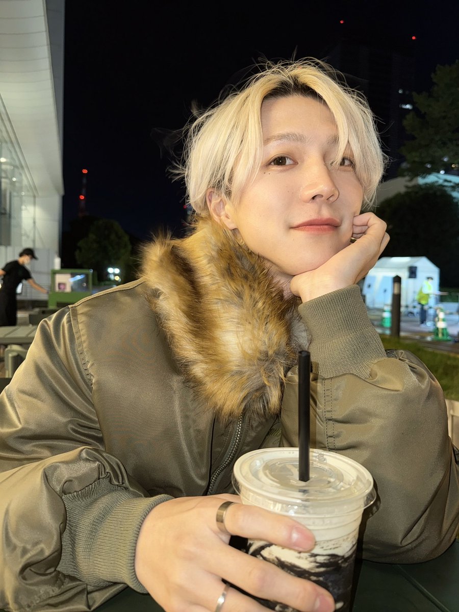 FORWAN_REN's tweet photo. すっかり涼しくなって
アウターが着れる季節になったね

前閉じてても可愛いでしょ
一緒にお出掛けしたくなった？

冬になったらニットも着たいね🧶

#jboy　#jjad2027　#SNS審査 https://t.co/U8xZX9eXuB