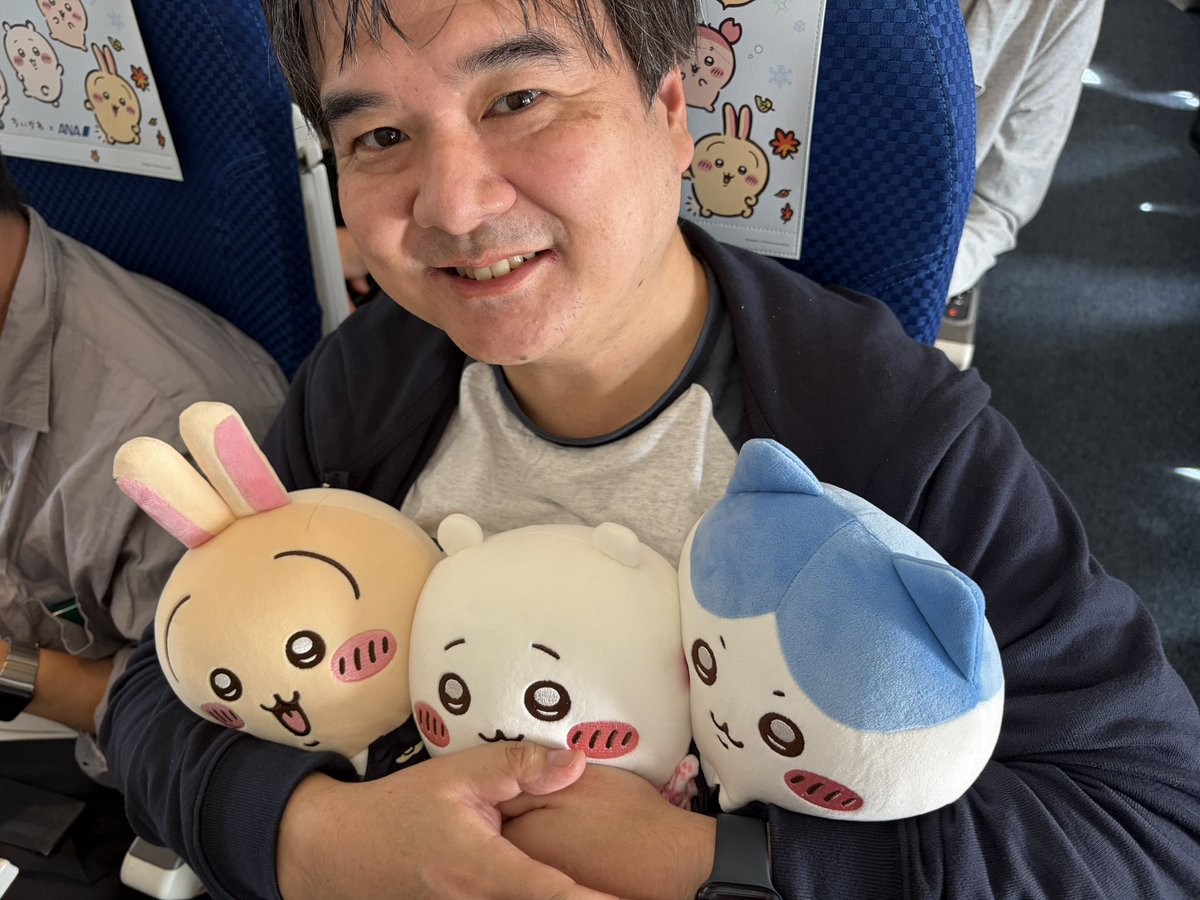 Goppachi's tweet photo. ちいかわジェット、通路側でもぬいぐるみだっこで楽しめます https://t.co/FoCSjzKk6e