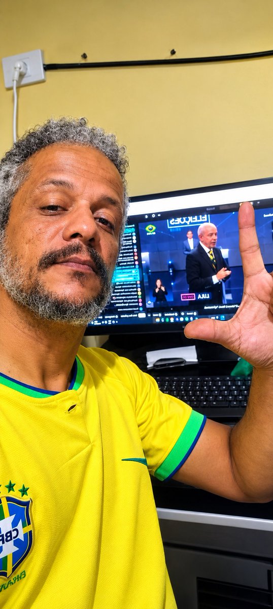 socrateslucio's tweet photo. #LulaVaiVencer #LulaDeuShow Lula foi com fome e jantou numa larica da porra o atulemado do fiote de capiroto! https://t.co/MLYLhc4hFE