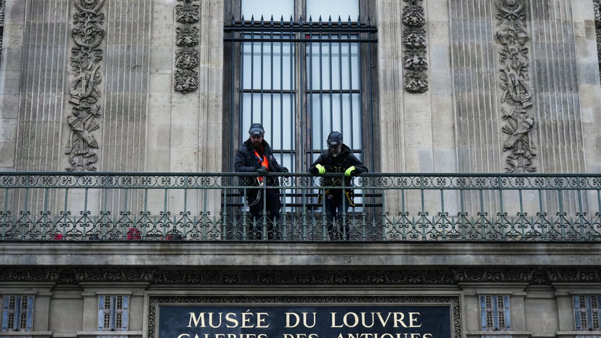 FRANCE24's tweet photo. Louvre's $100 million crown jewels still missing one year after daring heist
➡️ https://t.co/UDWiDtRc4E https://t.co/pRC3XAz2q5