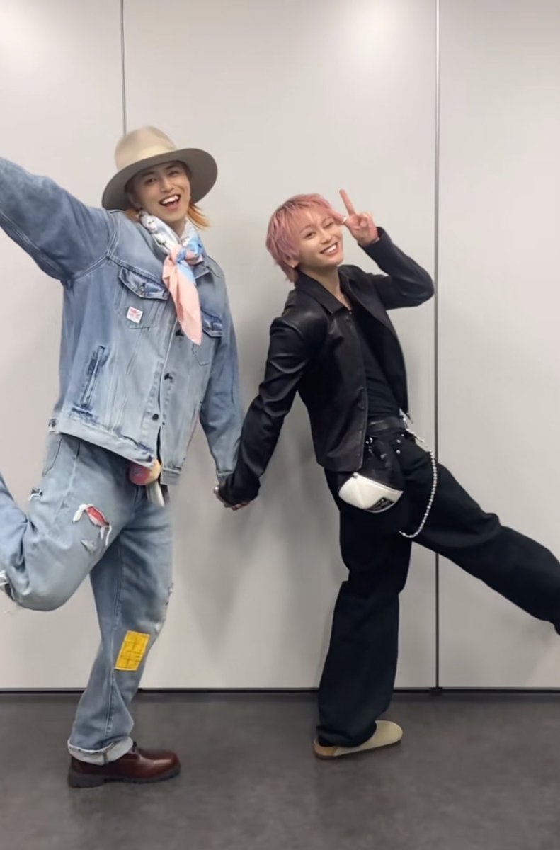 shyshyshy_am's tweet photo. シューヤって一人でいたらスタイルのいいオールブラックバチイケニキなのに、タカシくんが来た途端こんな可愛くなっちゃうんだもんね‼️せぶいれって大切‼️

https://t.co/IBx9ODkNnG https://t.co/GQn45CtaK1