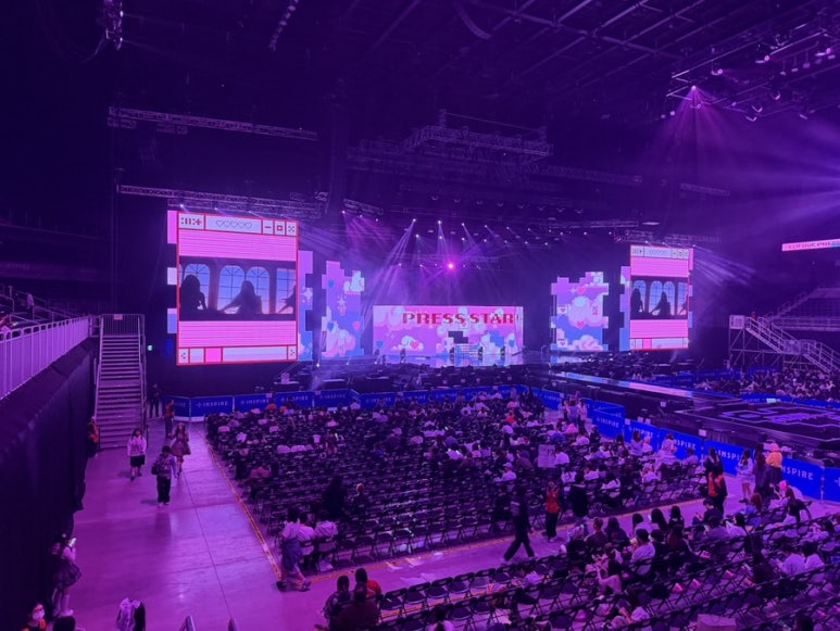 juhyeon6749's tweet photo. 생각보다 객석 많이 비어있어서 당황스러웠다는 
아일릿 콘서트

콘서트에서 신곡 발표했는데 호응 거의 없어서 
장례식 분위기임

영상 보면 팬들 환호 소리 거의 안 들려서 
현장 공기 진짜 싸늘함

게다가 2층 좌석 텅텅 비어있고 응원봉 불빛만 멍하니 
깜빡거리는 사진까지 퍼짐

이러니까 관객 알바 동원한 거 아니냐는 말까지 나옴

신곡 반응이 생각보다 안 터진 건지 관객들이 
무대 집중하느라 조용했던 건지 논란 심함

소속사 공식 입장도 없고 확인된 건 없는데 
현장 영상 분위기 때문에 말 계속 나오는 중