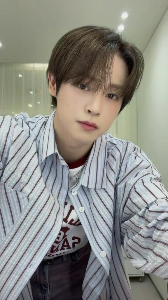 IDOL_ALLDAY's tweet photo. ▶ 셀럽 : 어센트 가람
▶ 어디 : 261017 공식 인스타그램
▶ 브랜드 : 셔츠, 팬츠 - 나이트워크뎁 (NIGHTWORKDEPT)
▶ 모델명 : 
셔츠 - 오버핏 아카이브 스트라이프 셔츠_블루
팬츠 - 더티 워싱 데님

#ASC2NT #KARAM https://t.co/8I9BJhNgFc