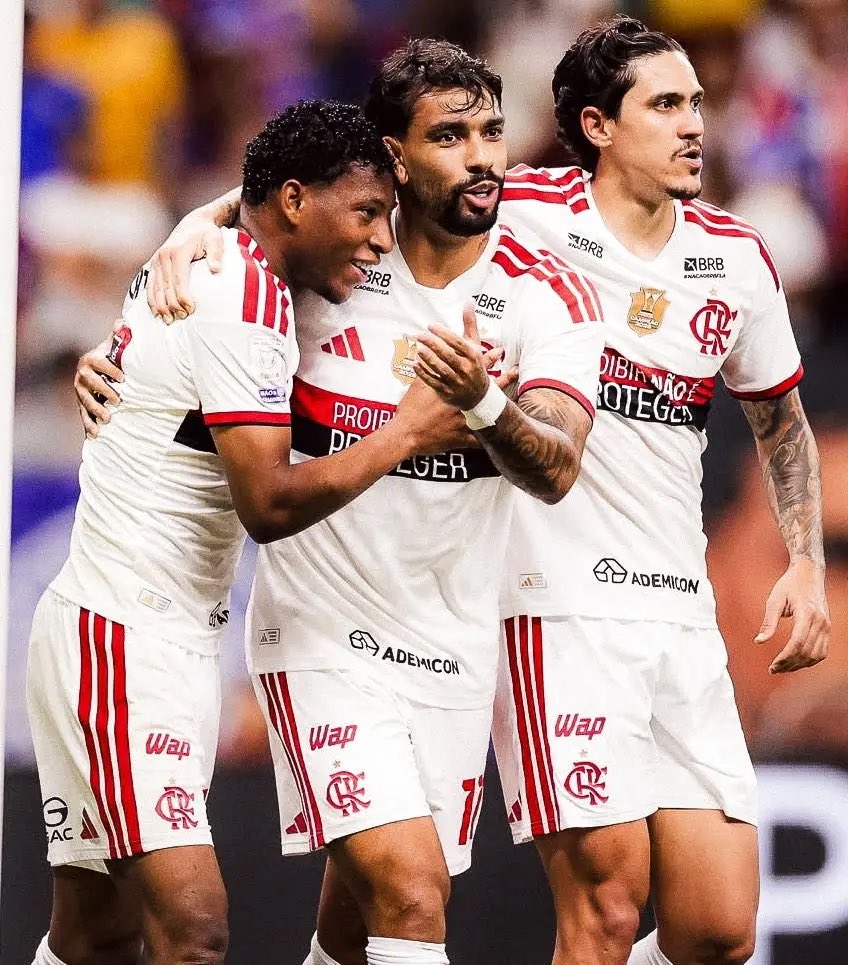 FFERJ's tweet photo. 3 PONTOS, 3 GOLS E LIDERANÇA 

Fora de casa, Flamengo faz 3 a 0 no Bahia, chega a 20 vitórias, 67 pontos e novamente assume a liderança do Brasileirão.

📸 Gilvan de Souza/CRF https://t.co/E6IKwrRYZv