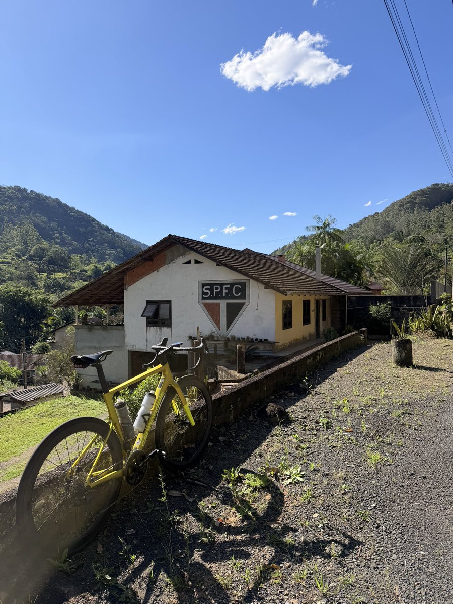 Darlanamott's tweet photo. Hoje fui pedalar em Benedito Novo, interior do interior de Santa Catarina, eis que, de repente, avisto ELE https://t.co/AN3nZXw23u
