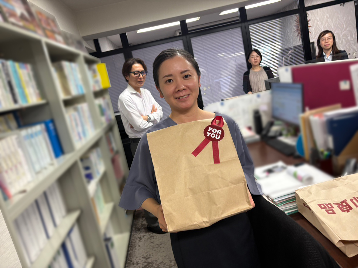 kanayama5931's tweet photo. スタッフブログを更新しました！秋は金山事務所のお誕生日シーズン🍁新宮先生に続いて、9月にお誕生日を迎えた局長のプレゼント贈呈式の模様をお届けします🎉リンクより無料相談も受付中です！ぜひご覧ください🙇‍♀️
https://t.co/PafrI1iQAz https://t.co/PXqynN2Dow