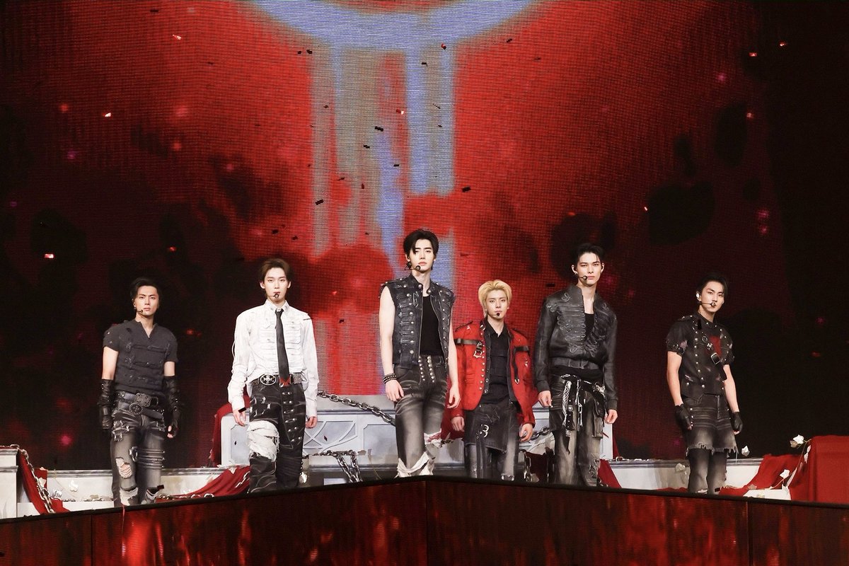 nilokive's tweet photo. 📰ENHYPEN、マカオ公演で3万人の観客が熱狂…新曲ステージ初公開

ENHYPENは、16日から18日までの3日間、マカオのGalaxy Arenaでワールドツアー “ENHYPEN WORLD TOUR 'BLOOD SAGA' IN MACAU” を開催した。

今回の公演は当初、2日間の日程で予定されていたが、ファンの熱い反応を受けて1日が追加された。ファンクラブ先行予約開始から約10分で用意されたチケットが完売し、計3回の公演に拡大され、約3万人の観客が会場を訪れた。

ENHYPENはこの日、全24曲で構成されたセットリストを披露した。Knife、Daydream、Outside、Brought The Heat Backなど、力強いパフォーマンスが際立つ楽曲で公演の幕を開け、雰囲気を盛り上げた。

続いてBloody Paradise、Bite Me、Drunk-Dazed、Moonstruckなど、さまざまなジャンルのステージを次々と披露し、幅広い音楽的魅力を見せた。
特に、8thミニアルバム “THE SIN : BLISS” の収録曲のステージが初公開され、ファンの注目を集めた。

Bad For Youでは、切ない雰囲気と繊細な感情表現を前面に押し出し、新たな魅力を披露した。続いて、初めて披露したCheckmateでは、力強いテクノビートに合わせたダイナミックなパフォーマンスで、観客の歓声を引き出した。

約2年9か月ぶりにマカオを訪れたメンバーたちは、久しぶりに会った現地のファンと積極的に交流しながら公演を続けた。
ENHYPENは「たくさんの方が僕たちを歓迎してくださったおかげで、3日間も公演をすることになりました。このように会場をいっぱいに埋めてくださったENGENEに、本当に感謝しています」と感想を伝えた。
続けて「ステージに大きな反応を送ってくださり、歌を一緒に口ずさんでくださったので、たくさんのエネルギーをもらいました」と、ファンへの感謝の気持ちを表した。

マカオ公演を終えたENHYPENは、12月から日本の4大ドームツアーに突入する。その後、アジアとヨーロッパへと公演地域を拡大し、来年3月までに世界22都市で計37公演を行う予定だ。

https://t.co/VH9SvtE1AT
#ENHYPEN #엔하이픈