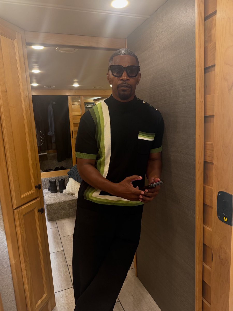 marlon_eric1's tweet photo. Another day in the office 🎬🎥
#jamiefoxx
#movie
#celebrity
#australia https://t.co/E4FVyqToNL