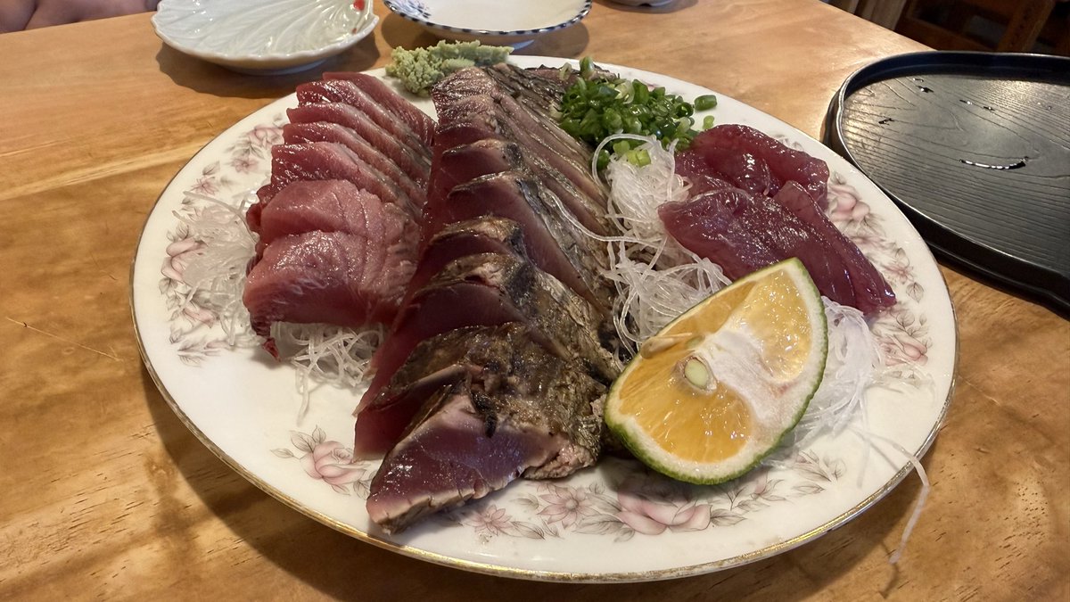 nokoji's tweet photo. 高知・久礼の「田中鮮魚店」へ。
生の鰹に、藁の香りがたまらないたたき。この時期にめじかのしんこに出会えてラッキー。初めてのもちもち食感！
9時半ごろ着いて食べるまで約1時間かかった。
海も川も綺麗で、ご飯もうまい。観光地化されすぎていない高知、やっぱり好きだな。 https://t.co/qxLwKNlQnQ
