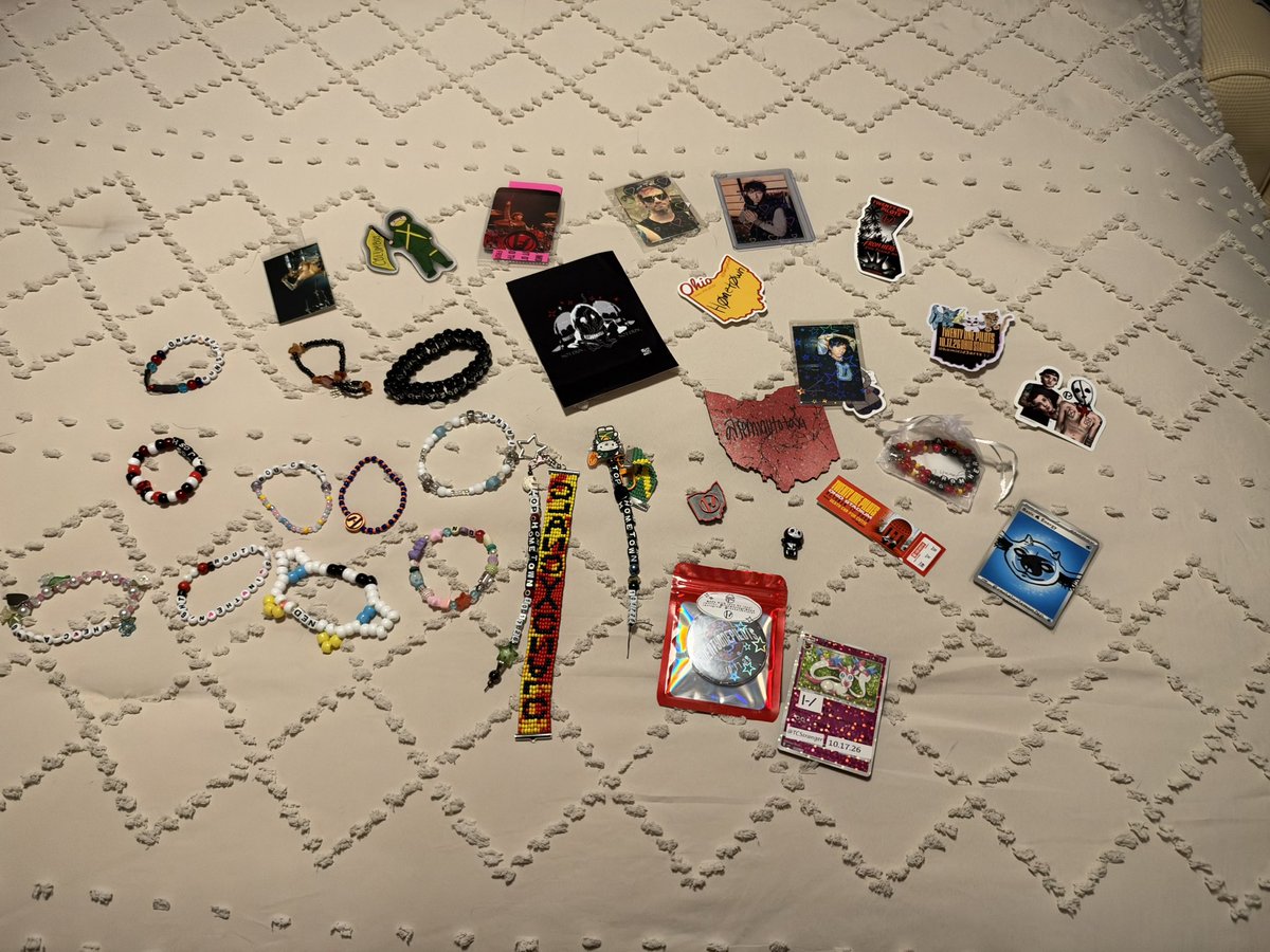 semipilots's tweet photo. all of my freebies and trinkets blessed to have this many freebies🥹 @semiautotaxi @themessagemann @TCStranger @FakeYouOwlt @banditobre @kerrikjf @homicid3artz @21esnupis https://t.co/BEsY89iLMM