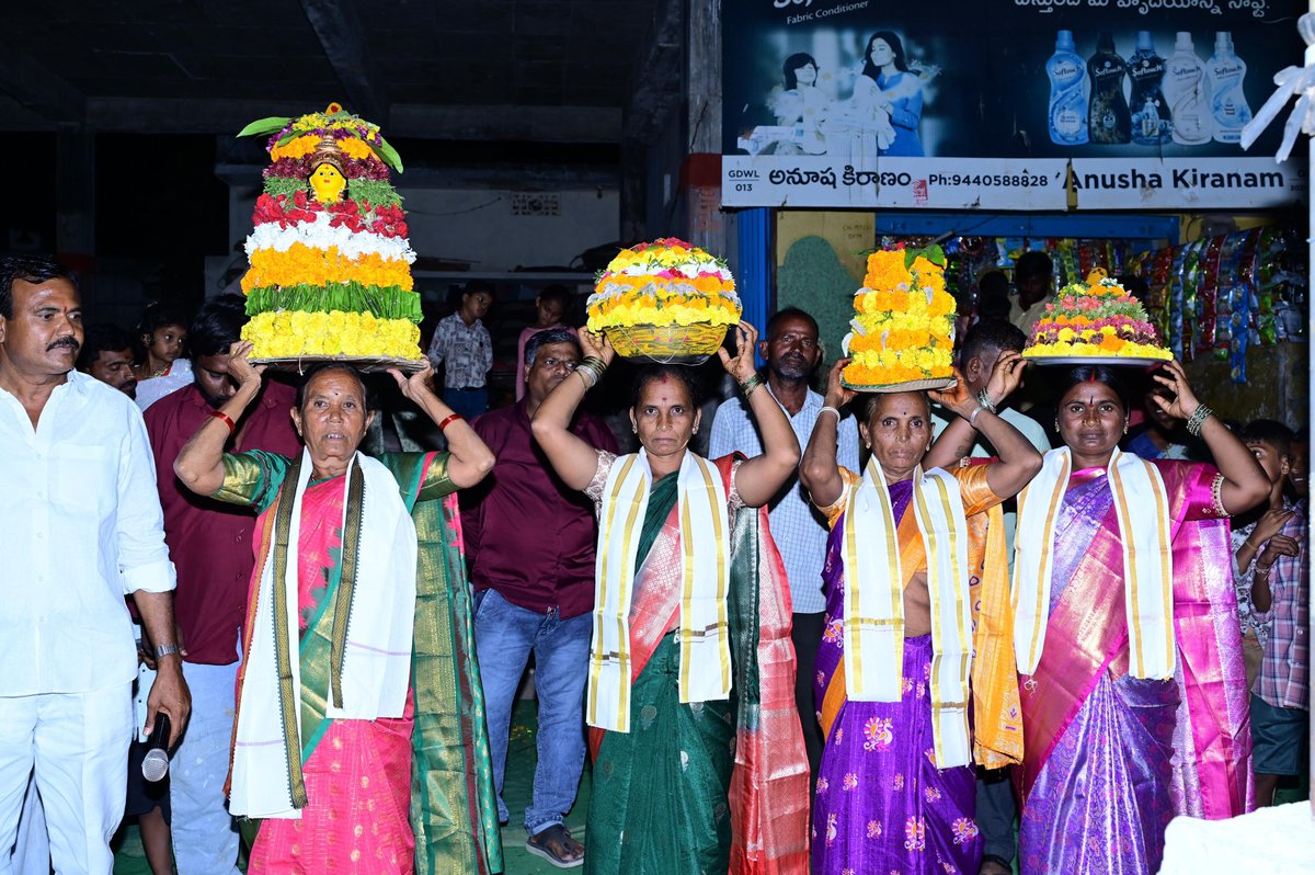 SrinivasuluGo19's tweet photo. గోనుపాడు గ్రామంలో ఘనంగా సద్దుల బతుకమ్మ వేడుకలు
గోనుపాడు గ్రామంలోని గ్రామ పంచాయతీ ఆవరణలో సర్పంచ్ శ్రీమతి జి. రాములమ్మ గారి ఆధ్వర్యంలో సద్దుల బతుకమ్మ పండుగను అంగరంగ వైభవంగా నిర్వహించారు.
ఈ సందర్భంగా సర్పంచ్ శ్రీమతి జి. రాములమ్మ గారు మాట్లాడుతూ, తెలంగాణ సంస్కృతి, సంప్రద https://t.co/SDVk2uxIpv