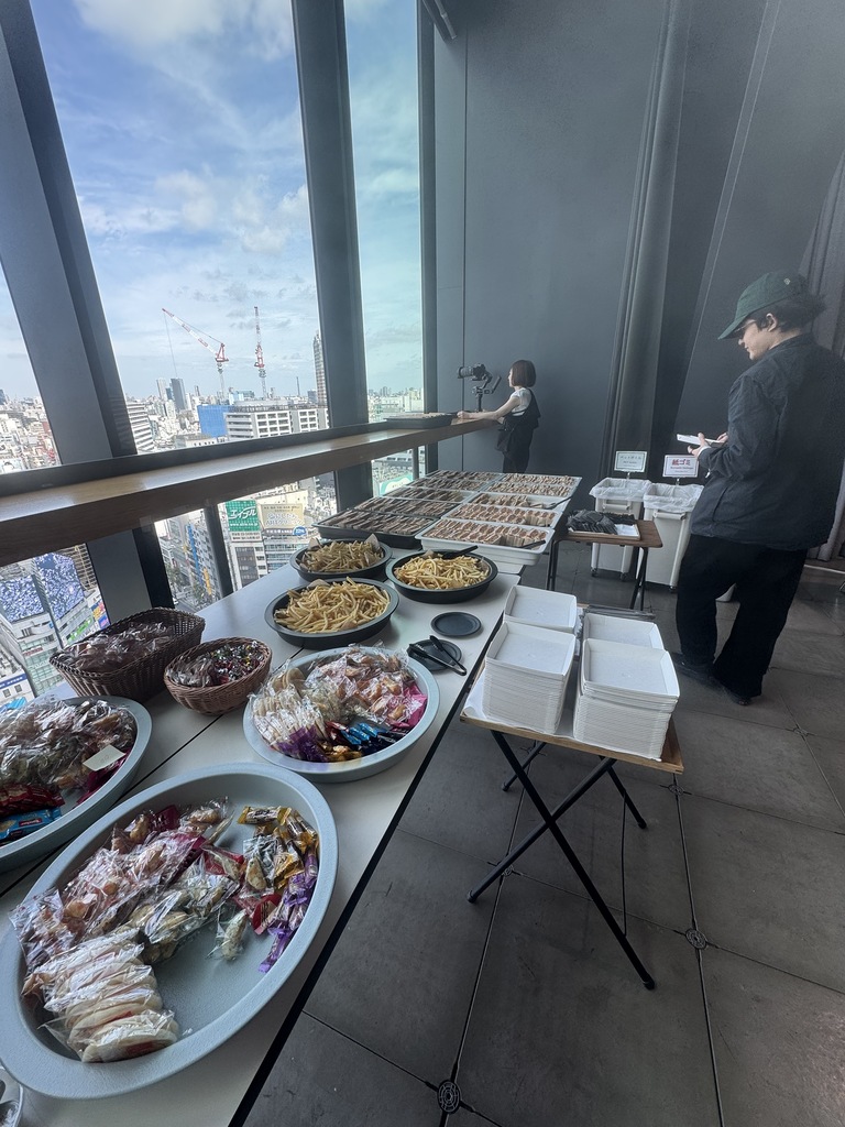 FigmaJapan's tweet photo. Figmaで初の #Makeathon 開催中！🎨✨
富士山もうっすら見える晴天🗻☀️
渋谷の街を見下ろしながら、みなさまクリエイティビティを発揮中！どんなアイデアが生まれるか、わくわくです💡💕
#ハッカソン https://t.co/5mJ9Nzo83A