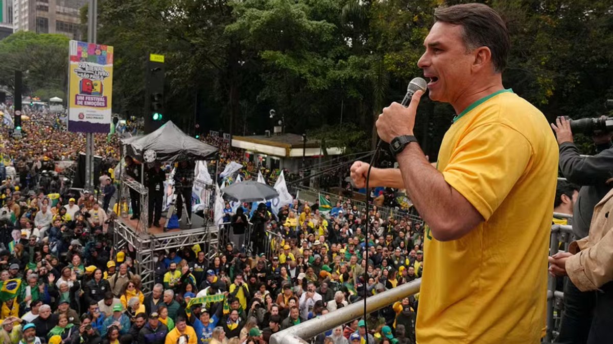 TrumpDailyPosts's tweet photo. Only 6 more days until conservative Flavio Bolsonaro should become the next President of Brazil, after the second runoff concludes on Sunday. 

Bolsonaro won the first round and the betting polls and momentum have him winning it all on Sunday.
This would be a huge win for freedom in Brazil as Bolsonaro would oust the far left Lula.
Bolsonaro is a big Trump and America ally.
Make Brazil Free Again! 🇧🇷🇺🇸